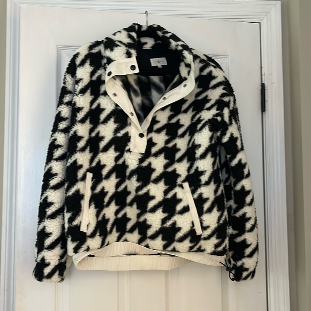 Loft Houndstooth Fleece Jacket - Small